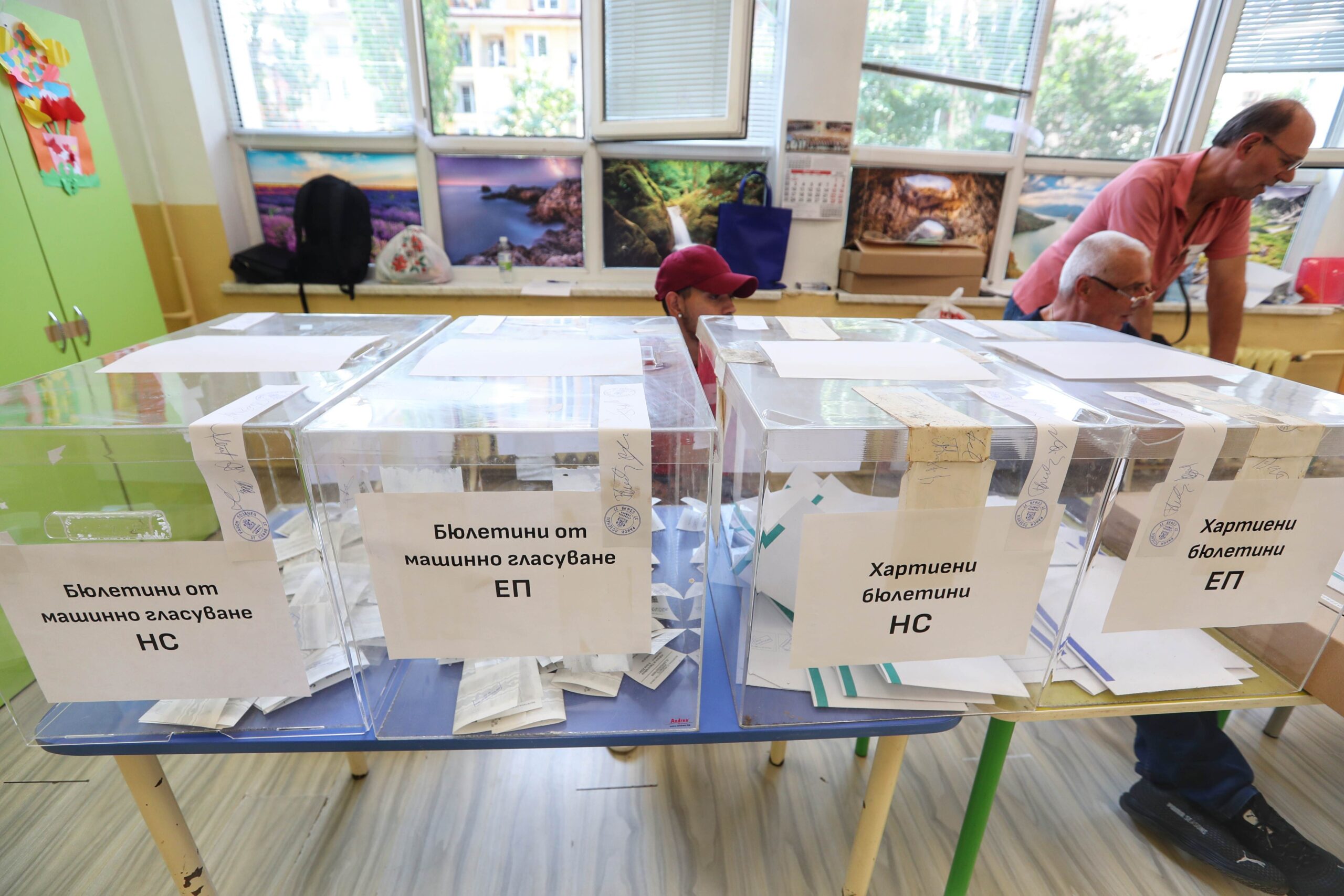 Депутатите решават дали да отхвърлят ветото на Илияна Йотова за секциите в чужбина