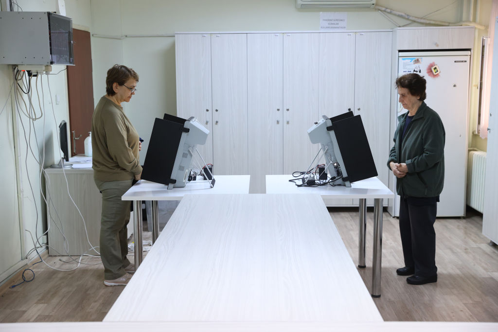 ДПС на Пеевски печели в Турция след закриването на над 100 секции