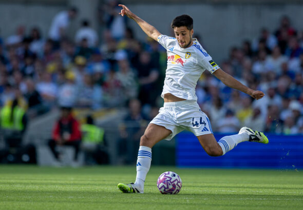 Илия Груев ще играе на "Уембли" в исторически мач за "Лийдс"