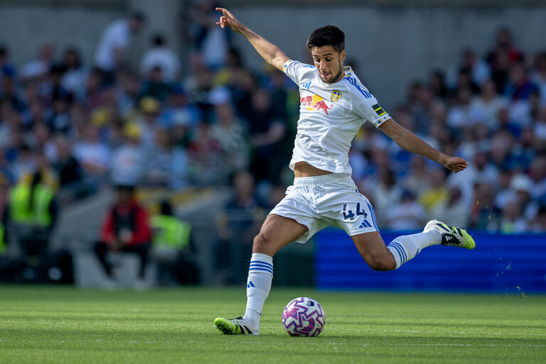 Илия Груев ще играе на "Уембли" в исторически мач за "Лийдс"