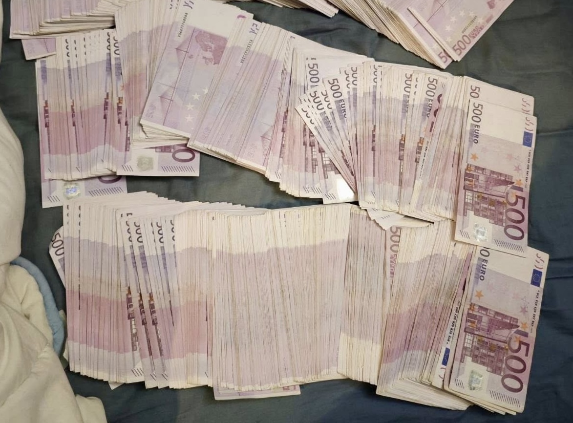 МВР иззе 600 000 евро кеш и 600 боеприпаса в акция срещу група за пране на пари