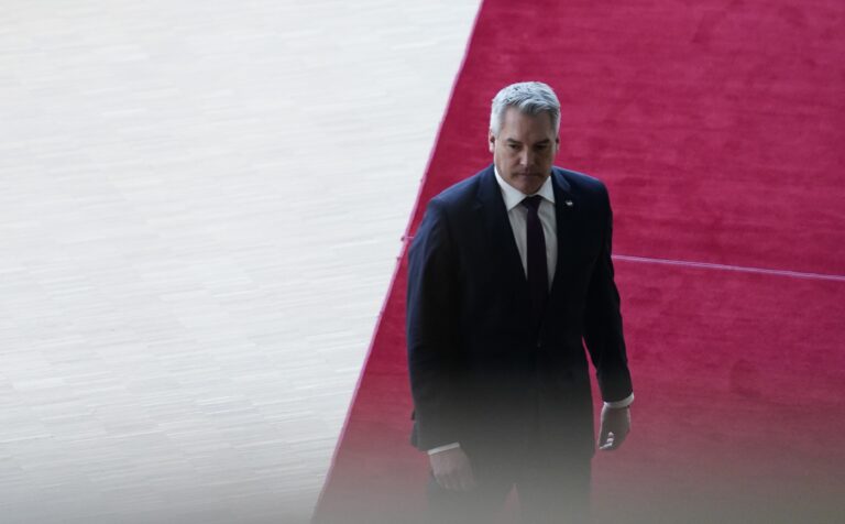 Австриийският канцлер Карл Нехамер ще подаде оставка