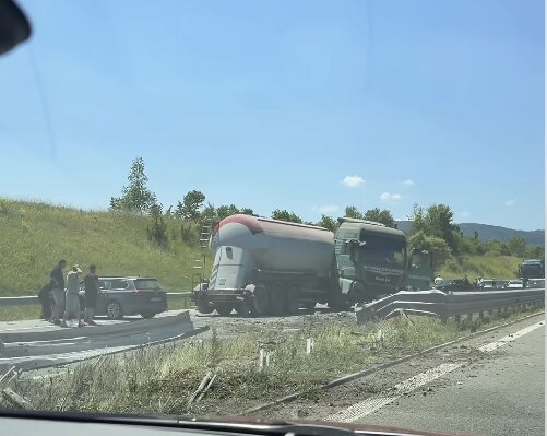 Камион отново скъса мантинела, този път на АМ „Струма“