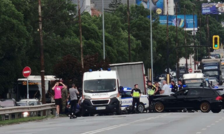 Шофьор на лек автомобил блъсна полицейски патрул и избяга. Двама полицаи са пострадали
