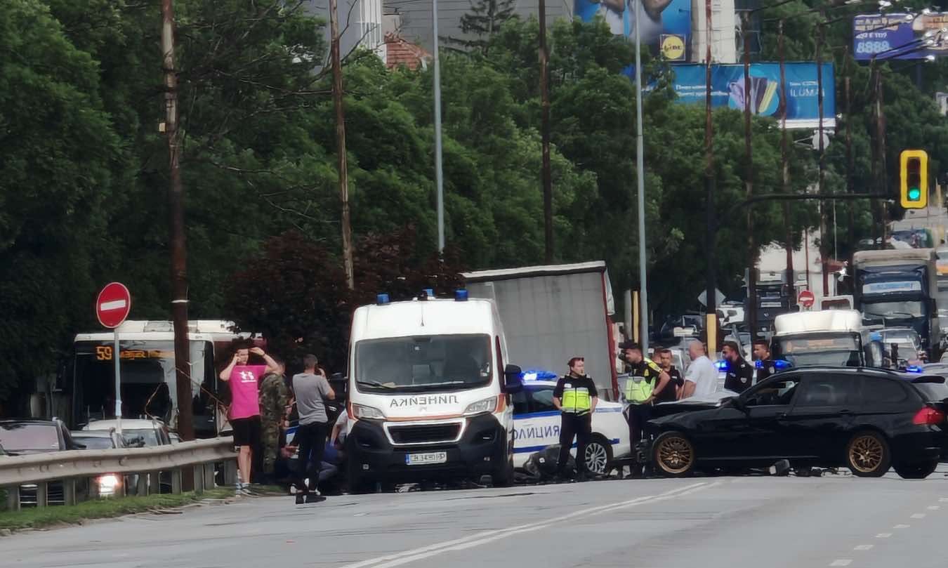 Шофьор на лек автомобил блъсна полицейски патрул и избяга. Двама полицаи са пострадали