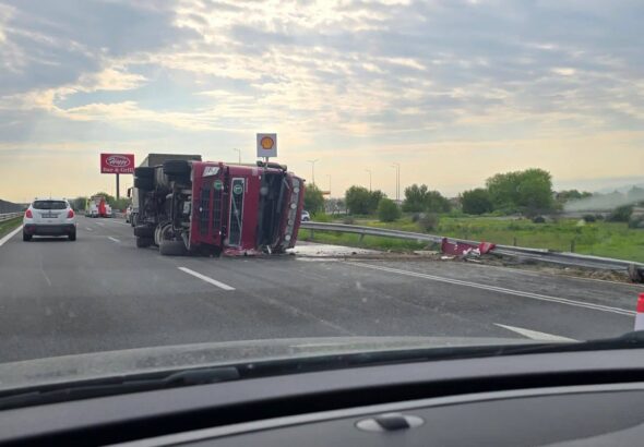 Тонове картофи се разпиляха след като камион се обърна на “Тракия”