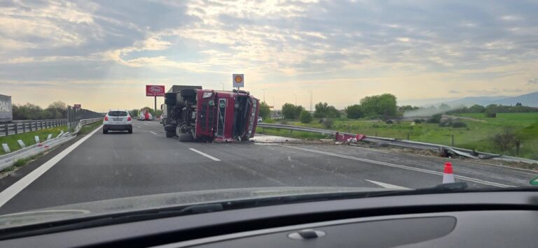 Тонове картофи се разпиляха след като камион се обърна на “Тракия”