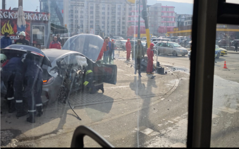 Катастрофа до Paradise Center блокира движението на бул. "Черни връх"