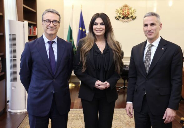 Близката до Тръмп посланичка на САЩ в Гърция е на политическа совалка в София