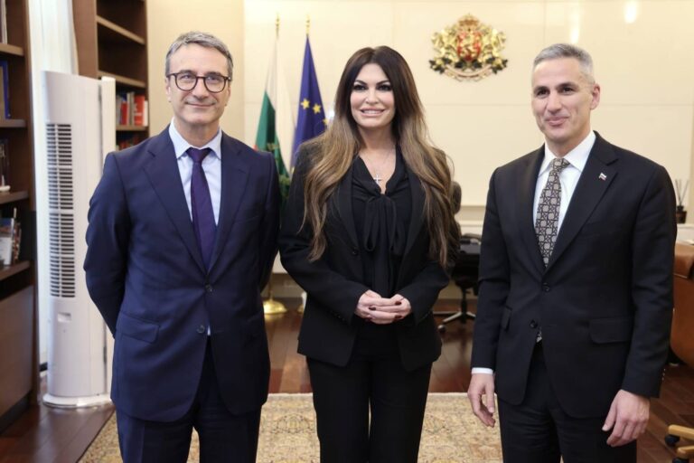 Близката до Тръмп посланичка на САЩ в Гърция е на политическа совалка в София