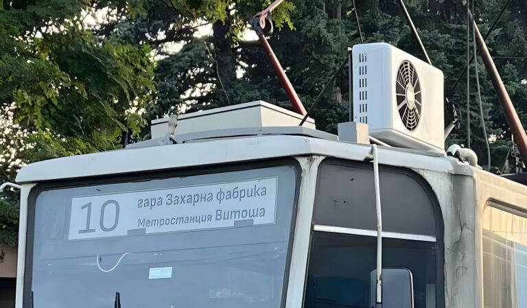 70 климатика за 600 000 лв.: Съветник от СОС освети съмнителна поръчка за трамваите в София