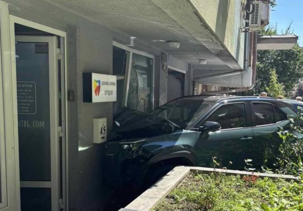 Кола се вряза в дентална клиника в столичния квартал “Лозенец”