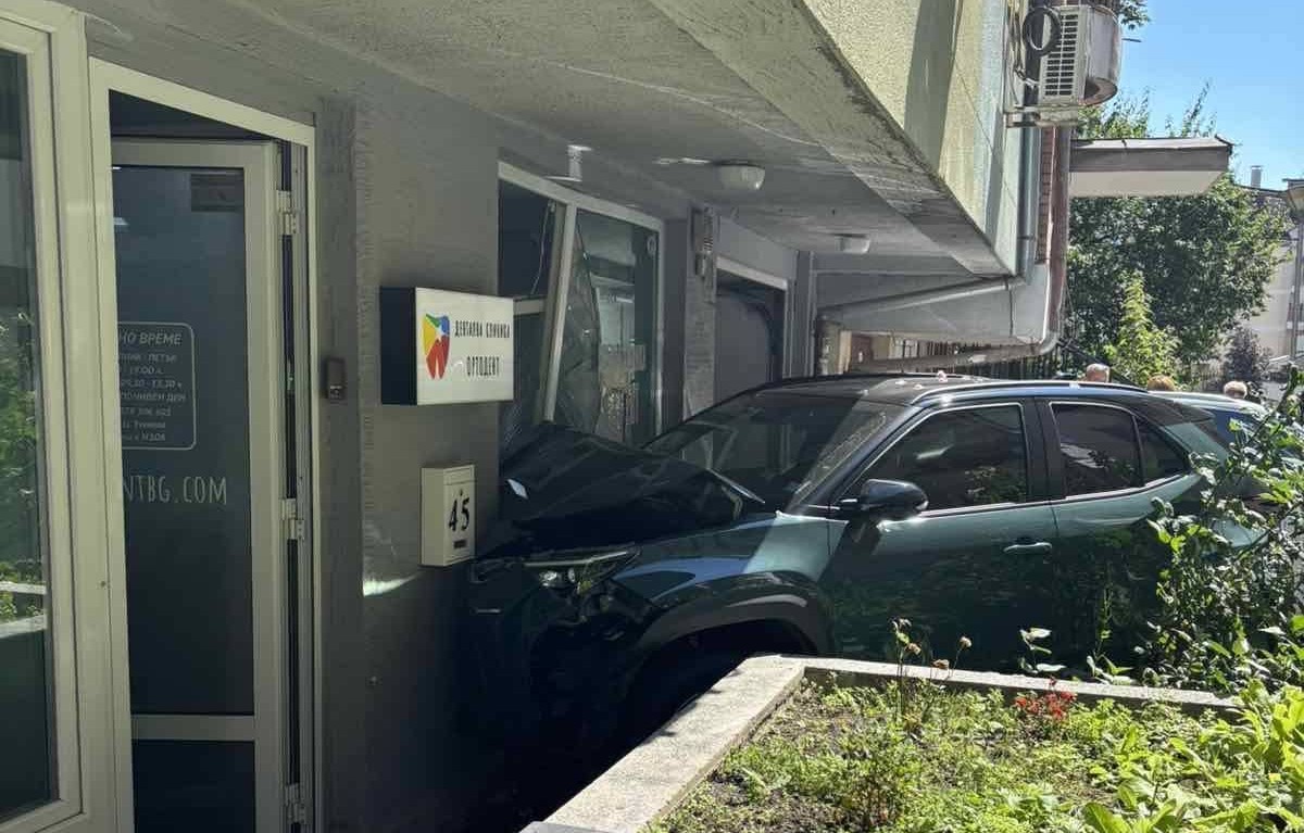 Кола се вряза в дентална клиника в столичния квартал “Лозенец”
