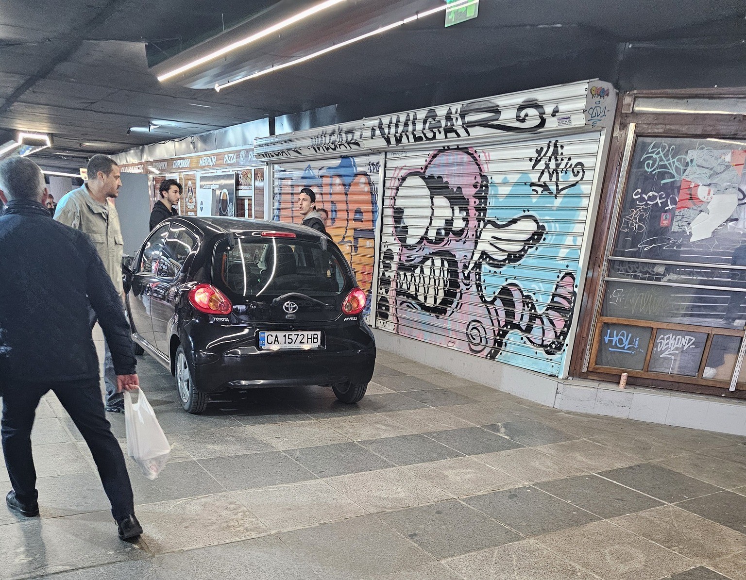 Автомобил без шофьор се спусна по стълбите на подлез в София