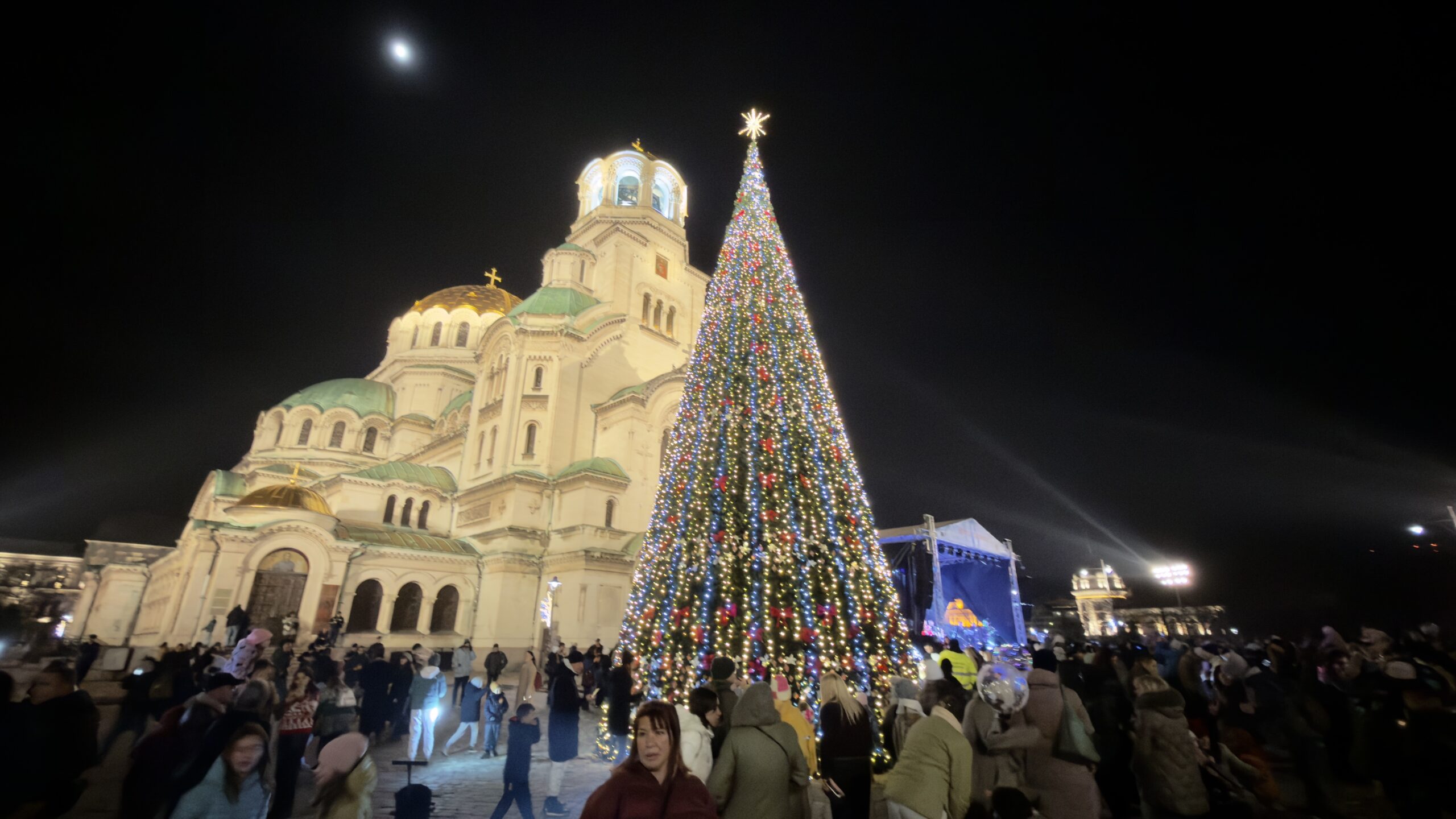 Запалиха светлините на коледната елха в София