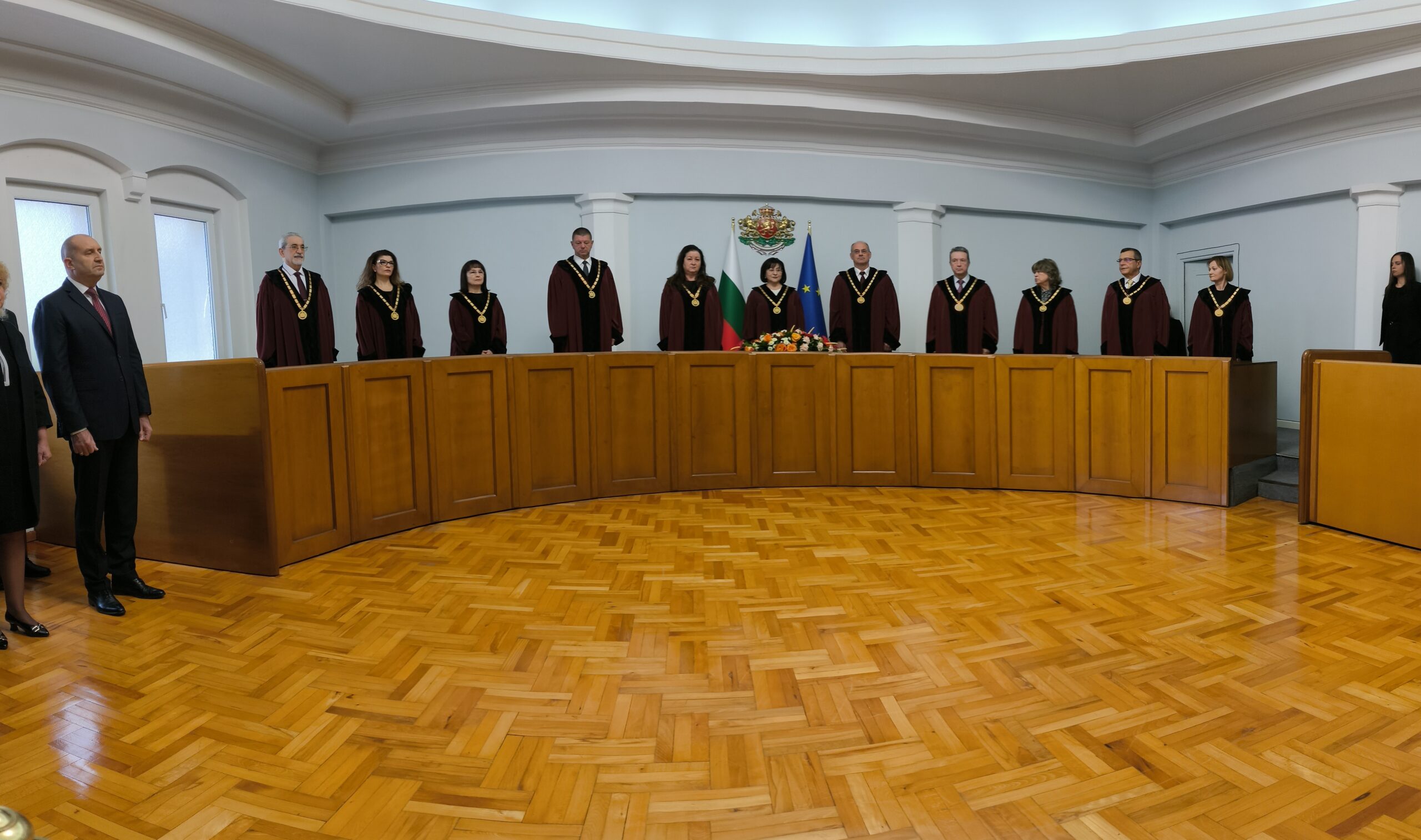 По искане на Радев КС ще тълкува отказа на Киселова да допусне референдума срещу еврото