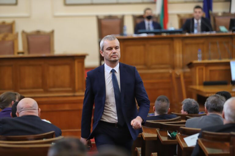 "Възраждане" грубо злоупотребява с лични данни, но няма кой да я глоби