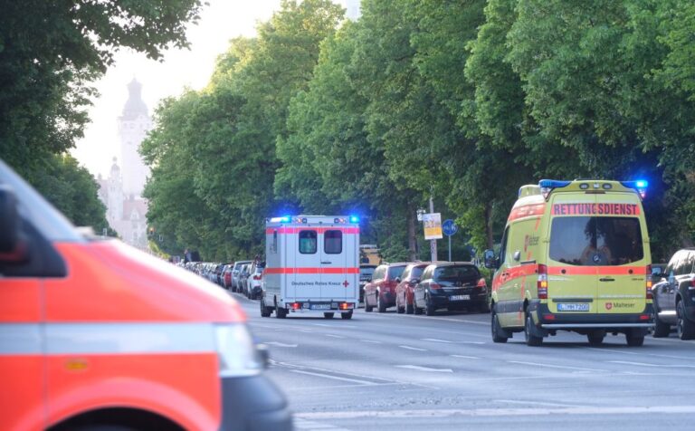 Двама души са загинали, след като кола се вряза в пешеходци в Лайпциг