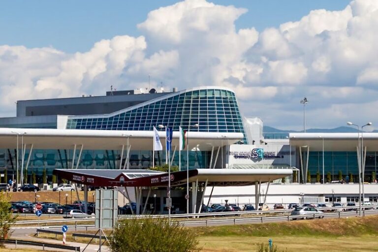 Австриец е подал сигнала за бомба на борда на самолета, кацнал извънредно в София