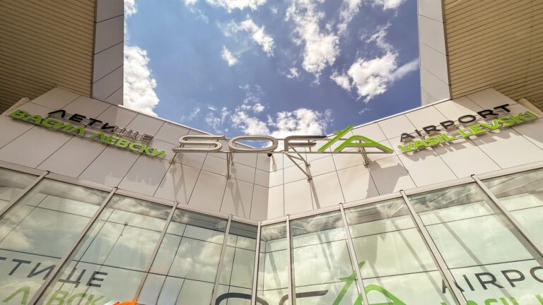 Отклонени и отменени полети – бурният вятър парализира летище „Васил Левски“