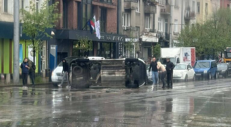 Кола е блъснала линейка в София, а шофьорът е избягал