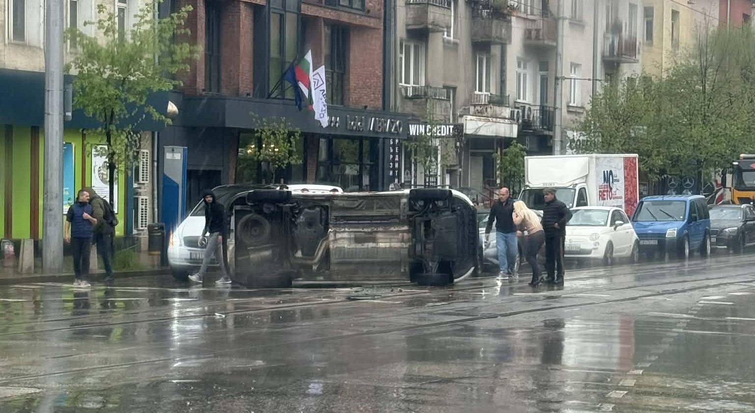 Кола е блъснала линейка в София, а шофьорът е избягал