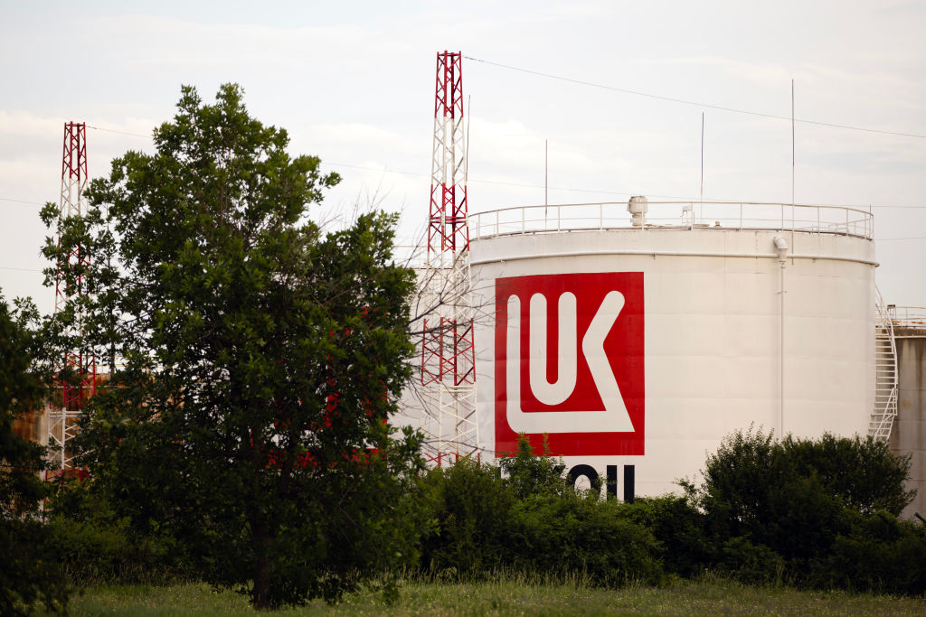 Управляващите овластиха ДАНС да решава кой може да купи "Лукойл" и кой не
