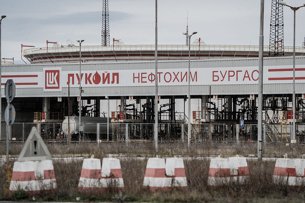 Рафинерията в Бургас получи нова отстрочка от санкциите на САЩ