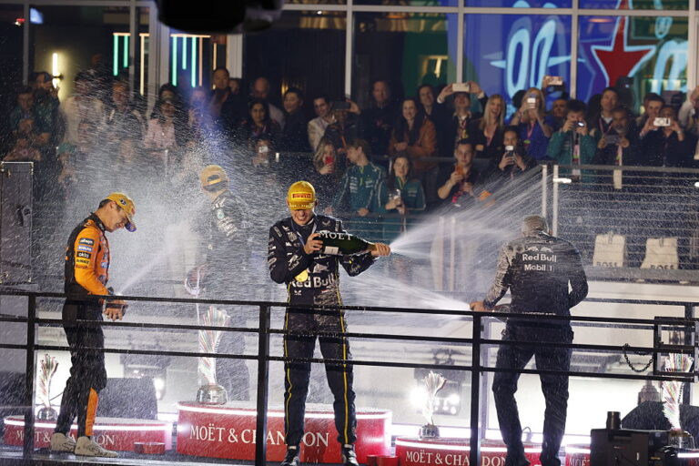 Дисквалификации и драма. Макс Верстапен запази интригата във Формула 1 с успех в Лас Вегас