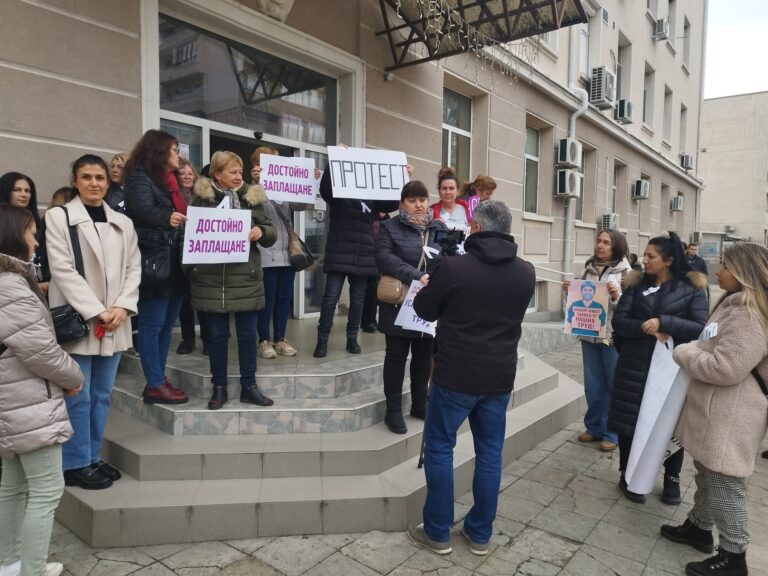 Медицинските сестри протестират за по-високи заплати, обещаха им 100 млн. евро