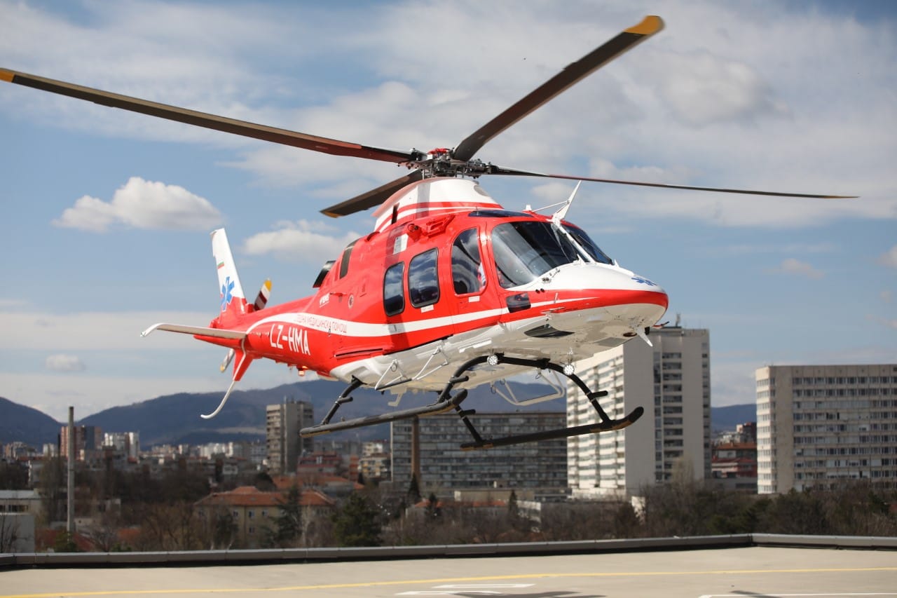 Медицинският хеликоптер транспортира 22-годишна жена, пострадала при катастрофа