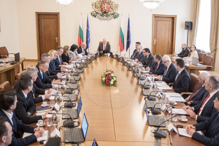 Кабинетът най-после смени областните управители на Делян Пеевски