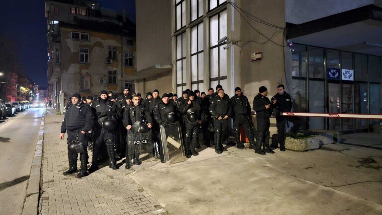 Бомбички и провокатори пред централата на ДПС Пеевски