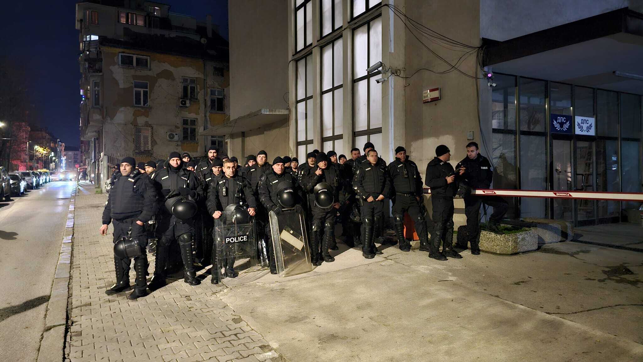 Бомбички и провокатори пред централата на ДПС Пеевски