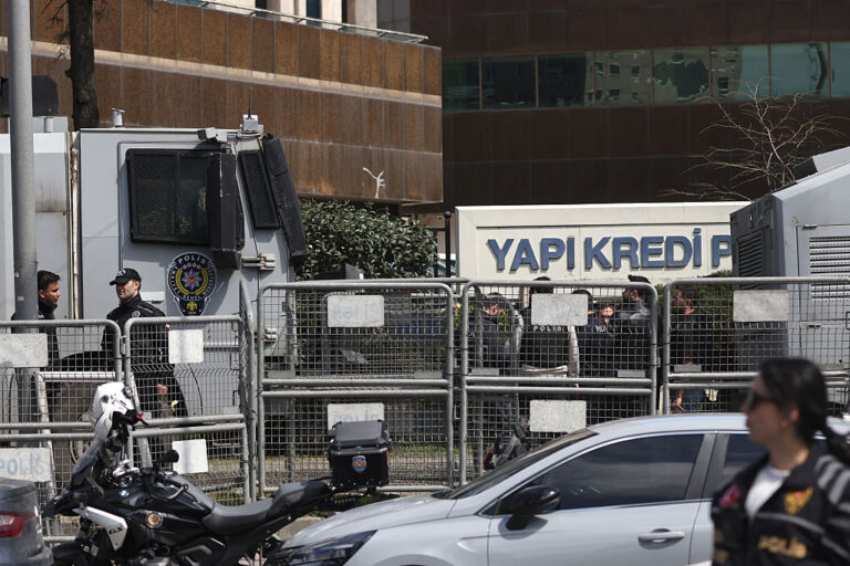 Трима терористи влязоха в престрелка с полицията пред израелското консулство в Истанбул