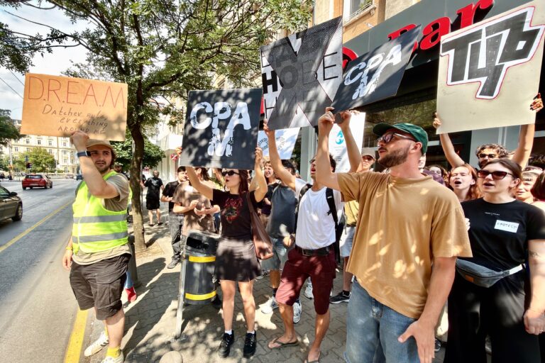 МОН организира среща между ръководството на НАТФИЗ и протестиращите студенти
