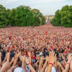 Над 100 000 посрещнаха героите от Норвегия с масово викингско гребане след Световното