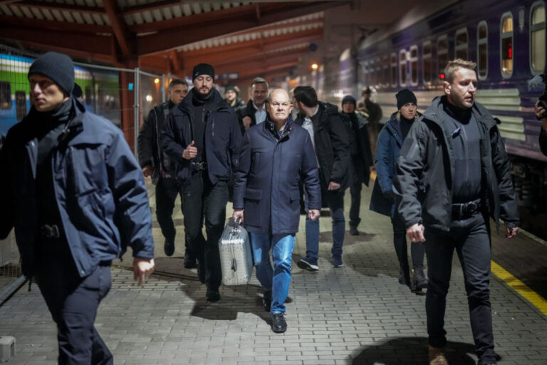 Олаф Шолц пристигна изненадващо в Киев