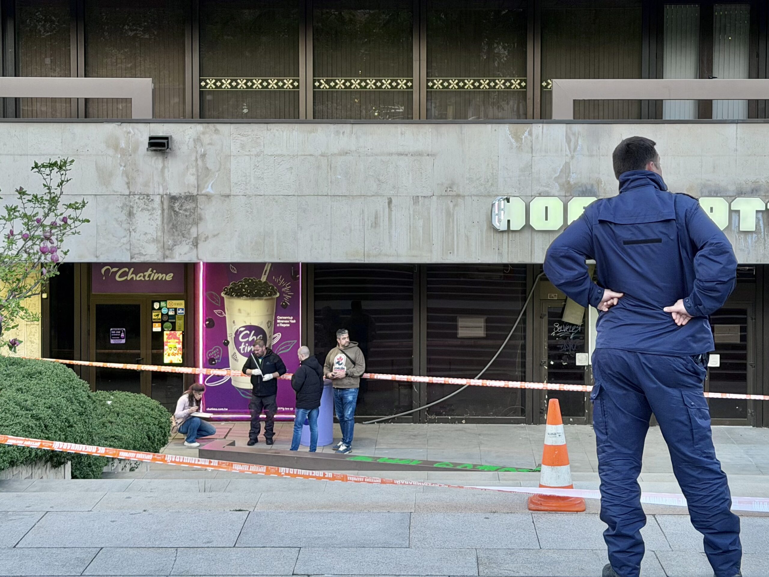 Състоянието на 14-годишното момче, паднало от тераса на НДК, остава изключително тежко