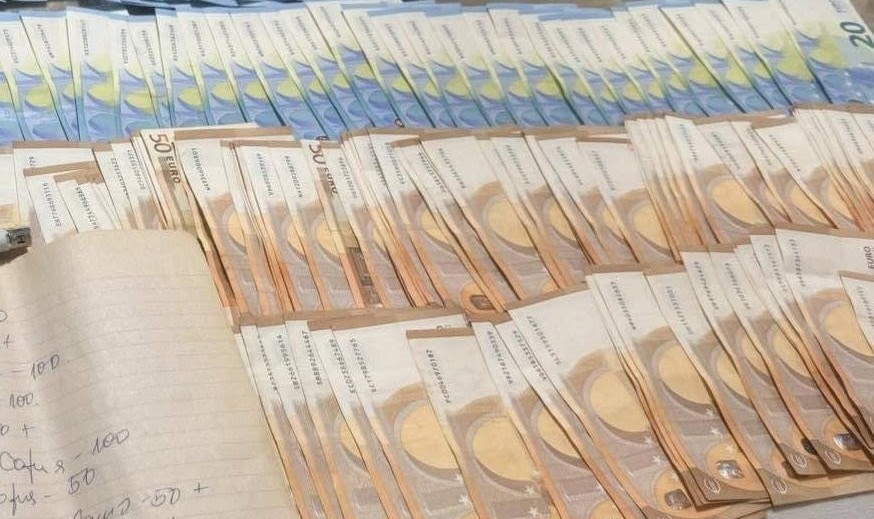 Двама общински съветници от Септември са задържани за купуване на гласове