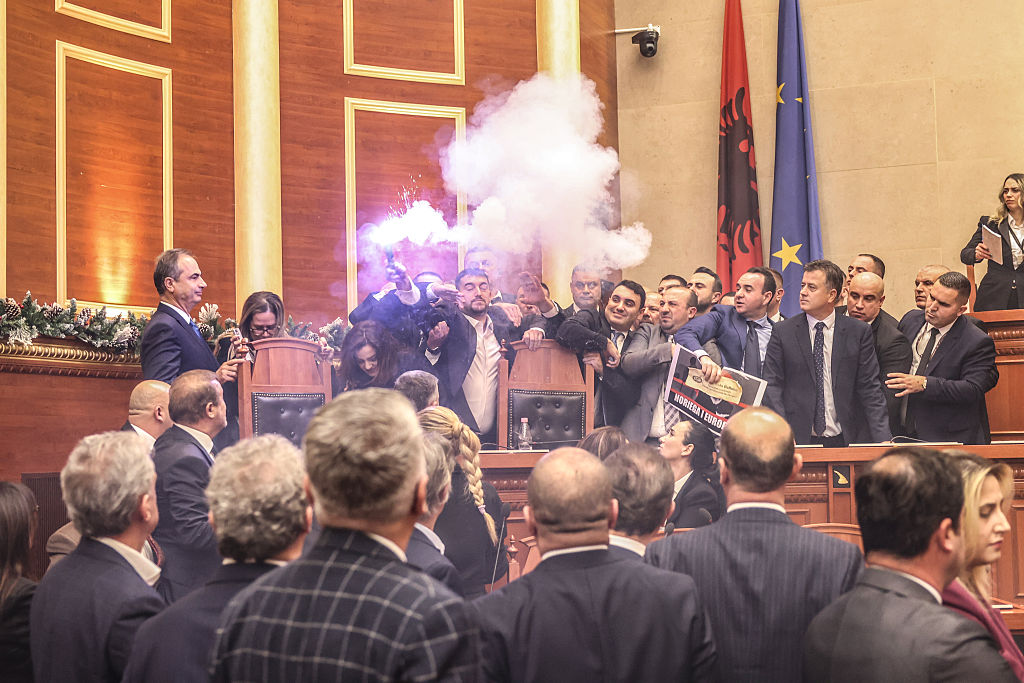 Сигнални ракети и сблъсъци в албанския парламент заради скандал с вицепремиера на Еди Рама