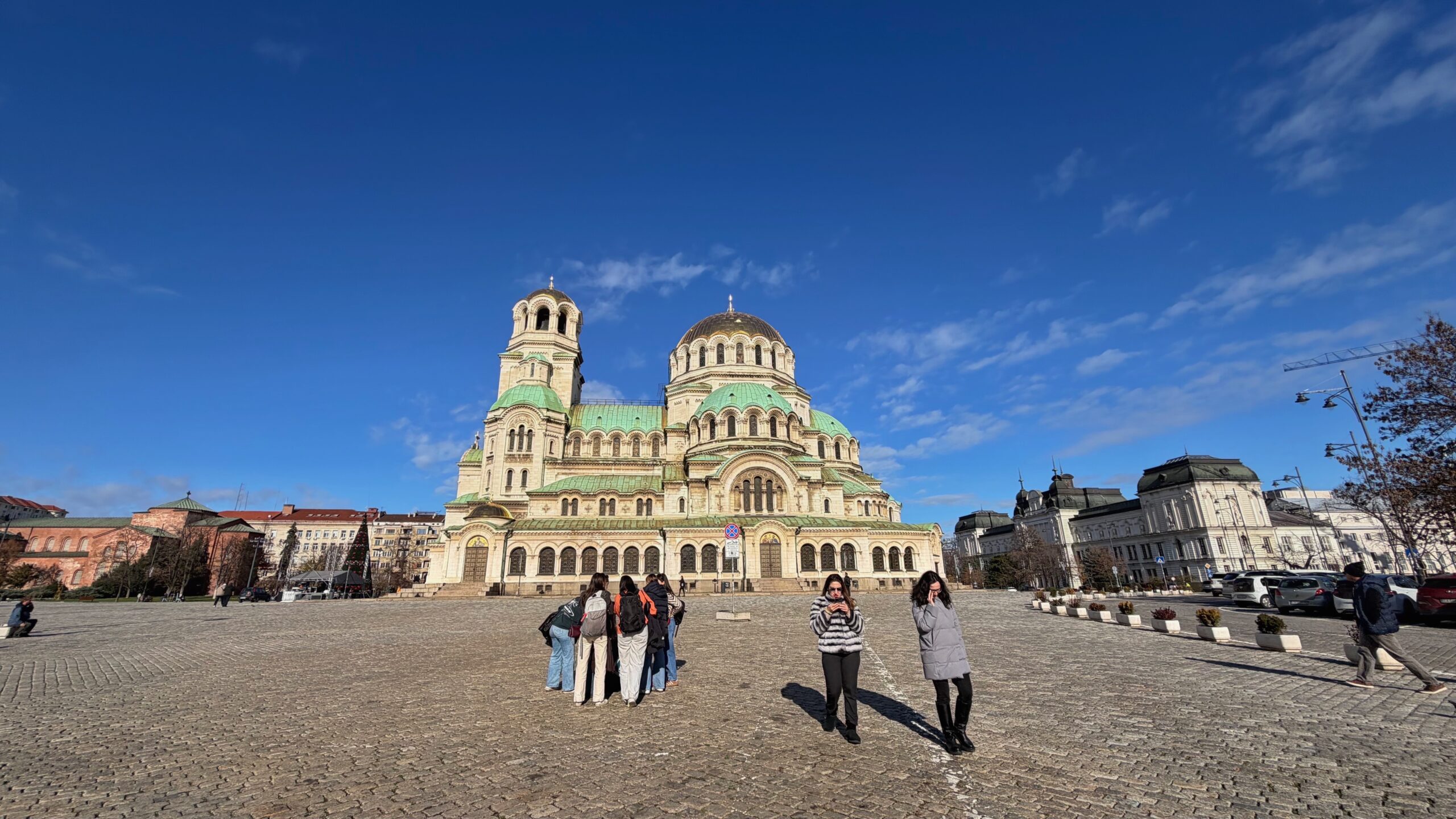 Депутатите освободиха площада до храм-паметника "Александър Невски"