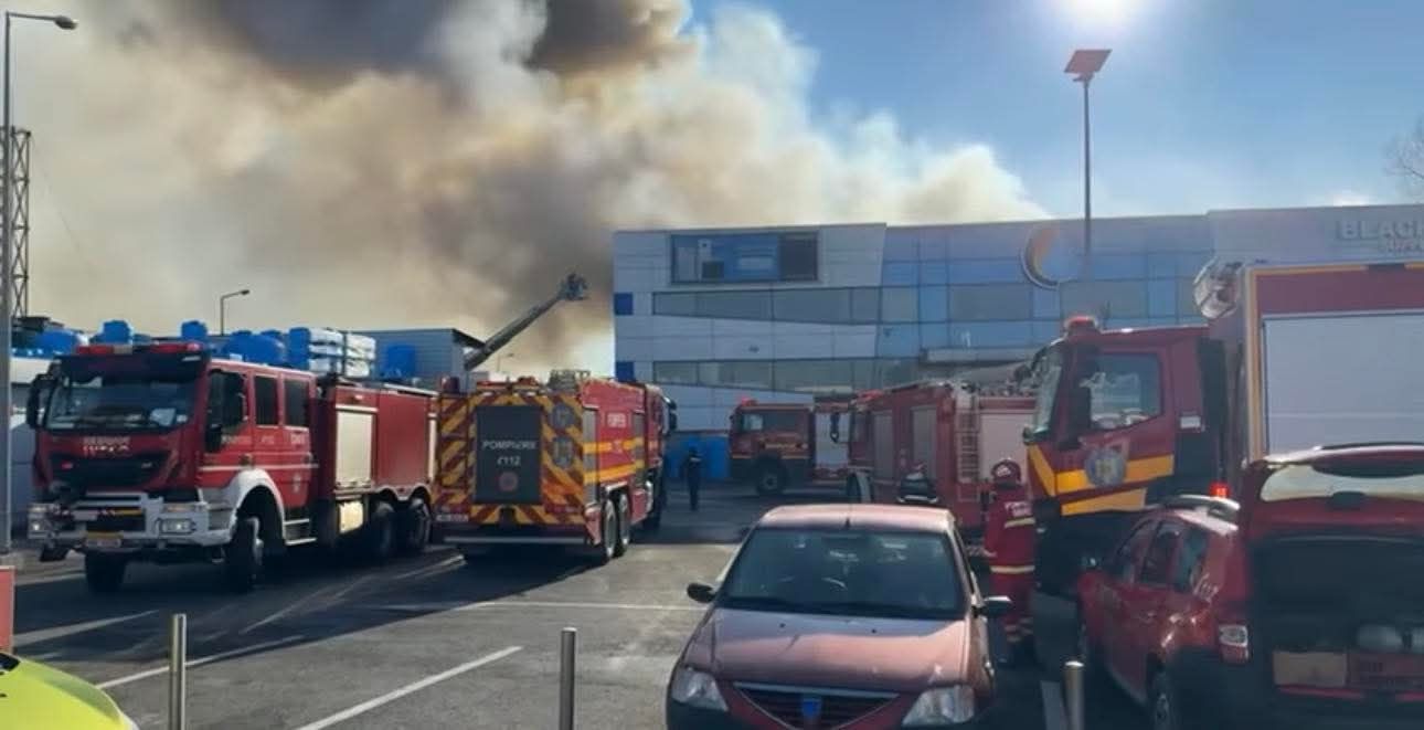 Силен пожар избухна в склад за пластмасови изделия в Букурещ