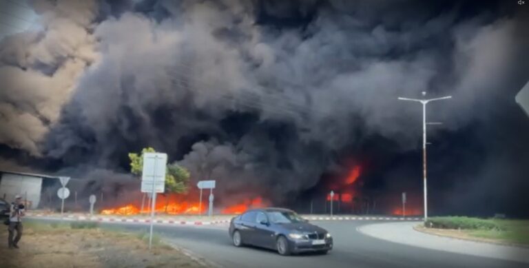 Голям пожар избухна в завод за пластмасови изделия в Средец