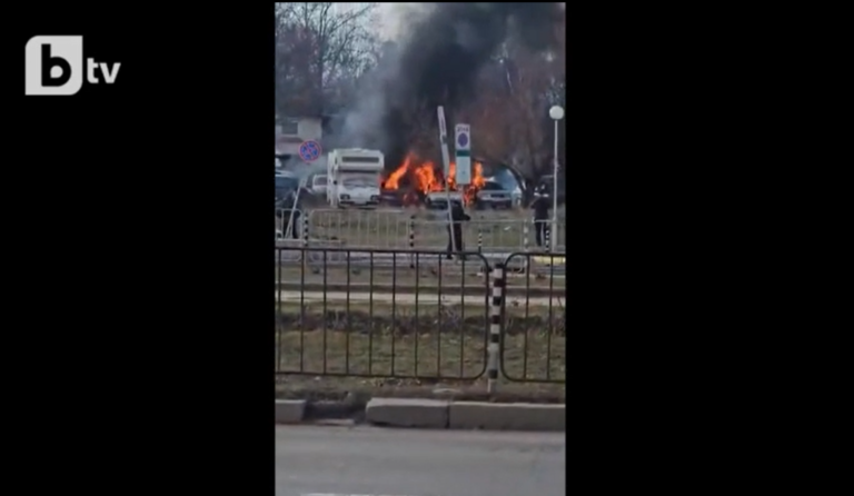 Автомобили горят в района на Централна гара в София