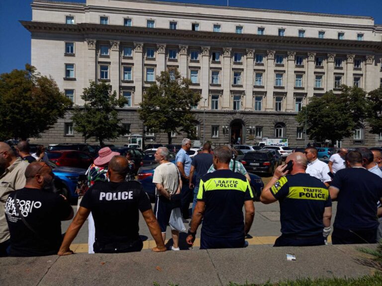 Синдикат от МВР заплашва с протести, ако заплатите не се увеличат