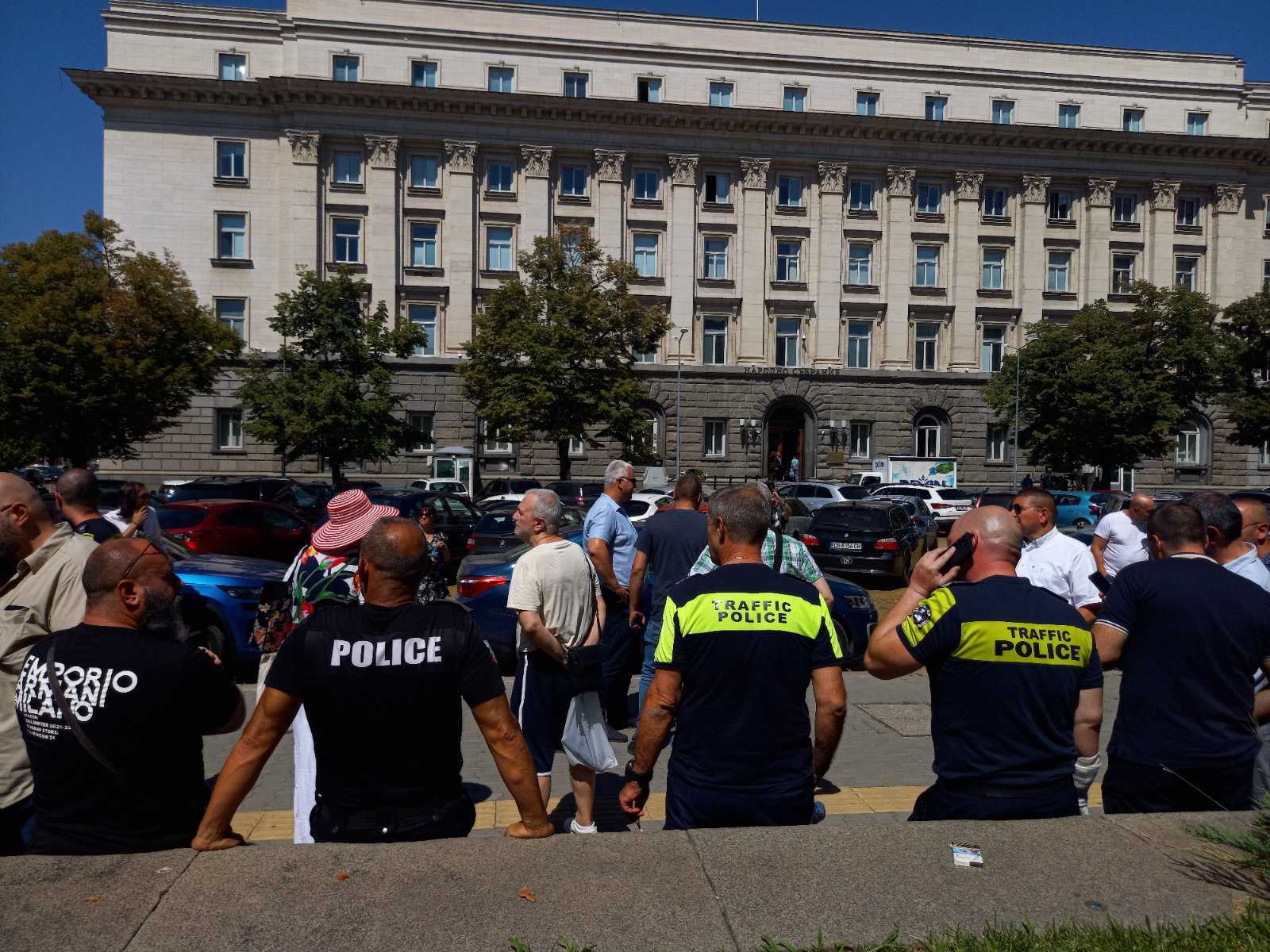 Синдикат от МВР заплашва с протести, ако заплатите не се увеличат