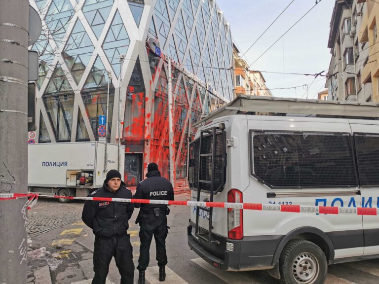 Пострадали полицаи и червена боя по сградата на ЕК в София: Протестът на "Възраждане" ескалира