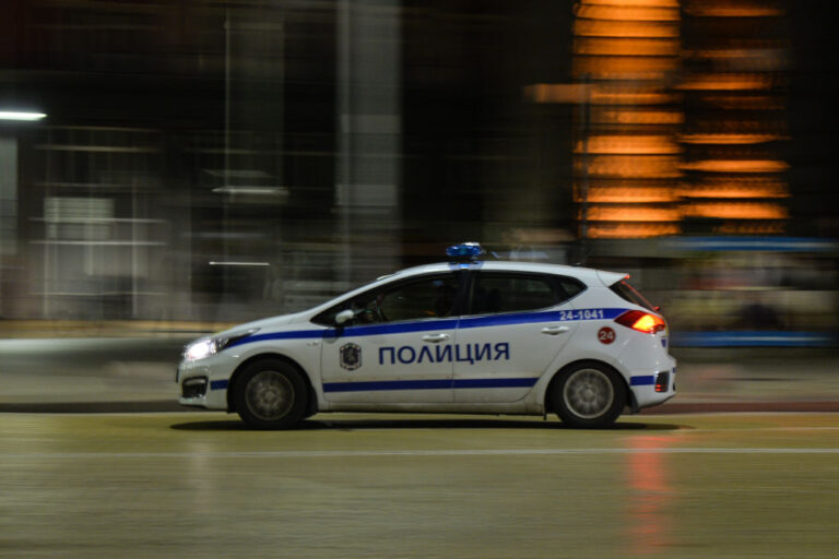 Млада жена намушка с нож трима души в центъра на София