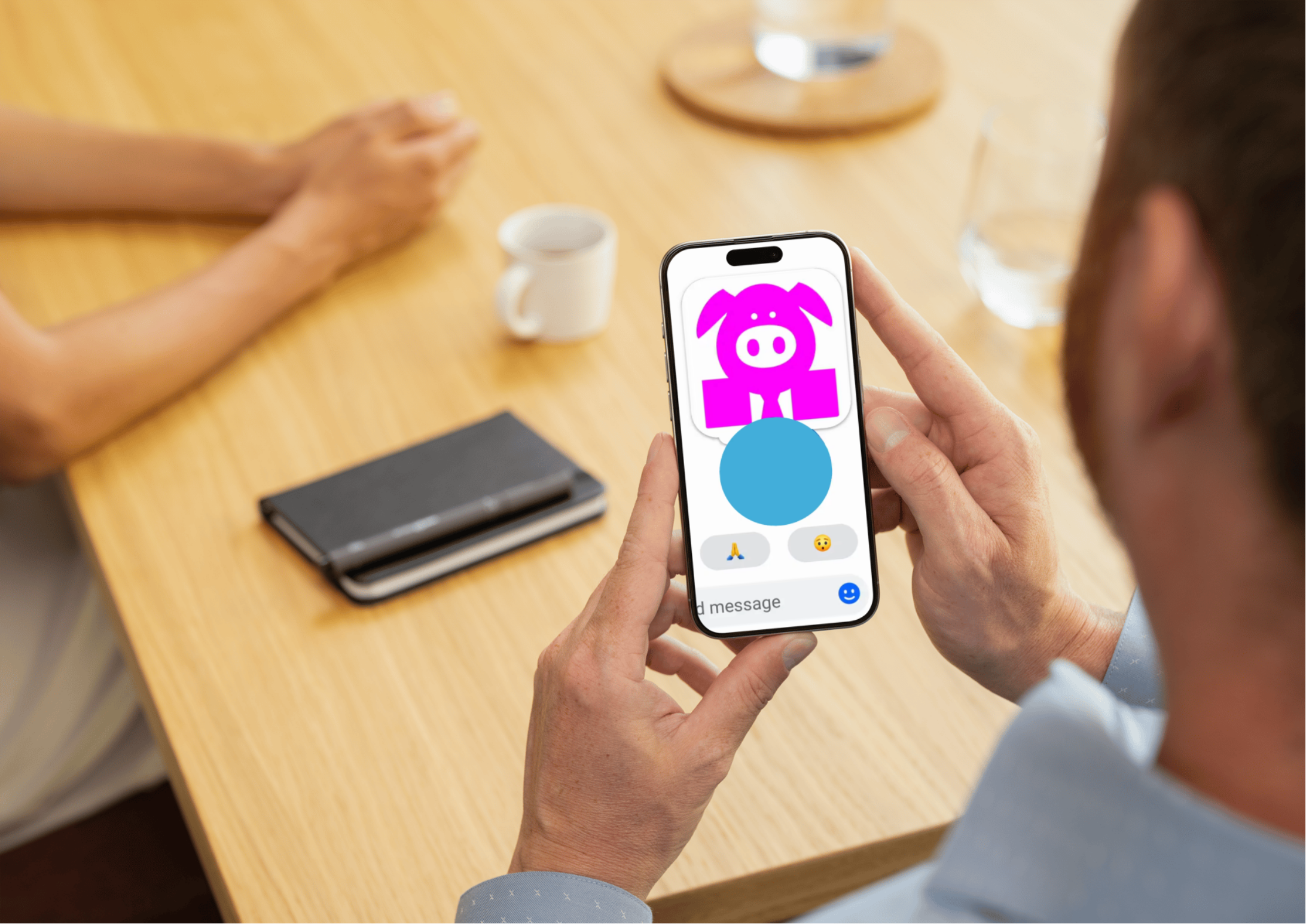 Messenger се напълни с розовите прасета преди протеста